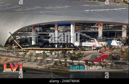 Ein US-amerikanischer Zoll- und Grenzschutz, Luft- und Marineoperationen UH-60 Black Hawk und ein AS350 A-Star passieren das SoFi-Stadion in Inglewood, Kalifornien, 6. Februar 2022. CBP-Foto von Glenn Fawcett Stockfoto