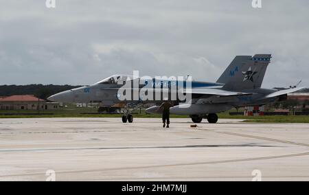 Ein US Marine Fighter Attack Squadron 112 F-18C Hornet Marshals auf der Andersen Air Force Base, Guam, nach einem Trainingseinsatz am 28. Januar 2022. Die Marine Aviation Logistics Squadron 12 und DIE MFAS 112 führten die Ordnance-Last durch, um die Leistungsstandards und den Zusammenhalt der Einheiten für anstehende Übungen aufrechtzuerhalten. (Senior Airman Michael S. Murphy) Stockfoto