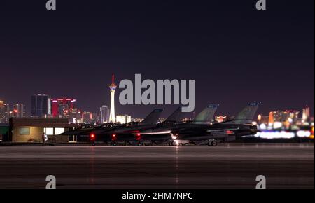 Vier F-16 Falken, die dem 148th Fighter Wing, der Duluth Air National Guard Base, Minnesota, zugewiesen wurden, warten nahe dem Ende der Startbahn, bevor sie zu einer Red Flag-Nellis-Mission auf der Nellis Air Force Base, Nevada, am 1. Februar 2022 aufbrachen. Das Kampftrainingsgeschwader 414th führt Übungen mit der Roten Flagge durch, um den Luftbesatzungen die Erfahrung mehrerer intensiver Luftkampfmaßnahmen in der Sicherheit eines Trainingsumfelds zu bieten. Stockfoto