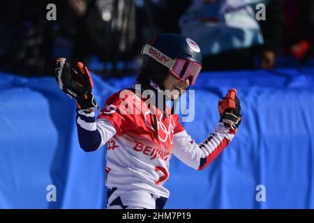 Zhangjiakou, China. 08th. Februar 2022. Die tschechische Snowboarderin Zuzana Maderova lächelt während der Qualifikation der Frauen im Parallel-Riesenslalom am 8. Februar 2022 im Zhangjiakou National CC Skiing Center, China, während der Olympischen Winterspiele 2022. Kredit: Roman Vondrous/CTK Foto/Alamy Live Nachrichten Stockfoto