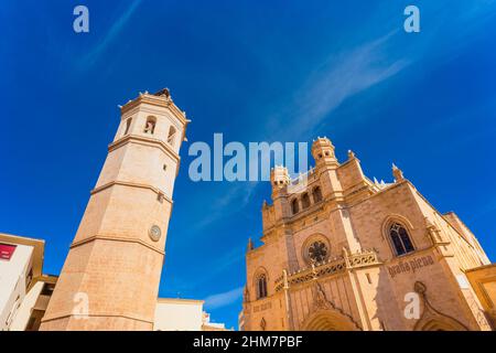 Vom Rathausgebäude aus haben Sie einen Blick auf die wichtigsten Sehenswürdigkeiten in Castellón de la Plana, die Kathedrale Santa Maria und den Glockenturm „el Fadrí“ Stockfoto