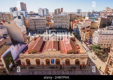 Castellon de la Plana, Spanien. 2. Februar 2022. Erhöhter Blick auf das Castello Mercat Central Gebäude und das Stadtbild Stockfoto