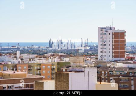 Ölraffinerie in der Nähe einer Stadt und des Meeres Stockfoto