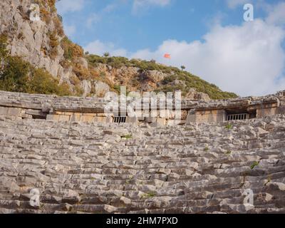 Ruinen des antiken griechisch-römischen Amphitheaters in Myra, alter Name - Demre, Türkei. Myra ist eine antike Stadt in Lykien, wo sich die kleine Stadt Kale heute in der heutigen türkischen Provinz Antalya befindet. Stockfoto