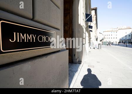 Florenz, Italien. Januar 2022. Der Blick auf die Fenster des Jimmy Choo Markenladens im Stadtzentrum Stockfoto