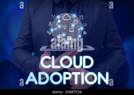 Konzeptunterschrift Cloud Adoption. Wort geschrieben über strategische Bewegung von Organisationen zur Reduzierung von Kosten und Risiko Mann halten Bildschirm des Mobiltelefons Stockfoto