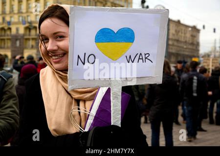 Moskau, Russland. 15th. März 2014 Ein Mädchen hält während des Friedensmarsches am Boulevard-Ring im Zentrum Moskaus ein Anti-Kriegs-Banner zur Unterstützung des ukrainischen Volkes und gegen militärische Aktionen Stockfoto