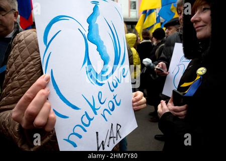 Moskau, Russland. 15th. März 2014 Ein Mädchen hält während des Friedensmarsches am Boulevard-Ring im Zentrum Moskaus ein Anti-Kriegs-Banner zur Unterstützung des ukrainischen Volkes und gegen militärische Aktionen Stockfoto