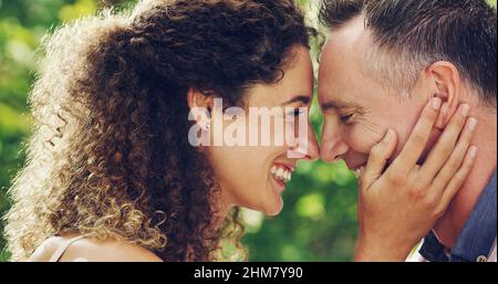 Dein Glück ist mein Glück. Aufnahme eines glücklichen und liebevollen reifen Paares, das im Freien viel Zeit miteinander verbringt. Stockfoto