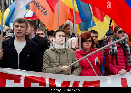 Moskau, Russland. 15th. März 2014 die russischen Oppositionsführer Boris Nemzow (links) und Ilja Jaschin (Mitte) nehmen am Friedensmarsch durch das Zentrum Moskaus, Russland, Teil Stockfoto