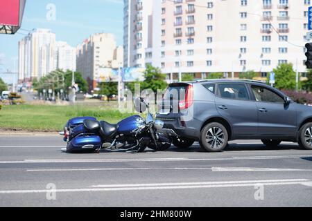 Verkehrsunfall zwischen Elektrofahrrad und Auto, Motorrad fiel auf Asphalt, Augenzeuge Stockfoto