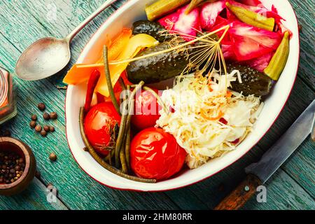 Hausgemachte eingelegte Gurken, Okra, Paprika, Tomaten und Sauerkraut. Appetitliche Gurken. Stockfoto