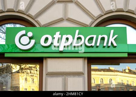 BUDAPEST - JAN 20: Logo der OTP Bank über dem Eingang in Budapest, Januar 20. 2022 in Ungarn. Die OTP Bank Group ist eine der größten unabhängigen Stockfoto