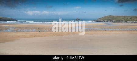 Panoramablick auf den preisgekrönten Crantock Beach in Newquay in Cornwall. Stockfoto