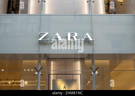 BARCELONA - JAN 20: Fassade des Zara Stores in Barcelona, Januar 20. 2022 in Spanien Stockfoto