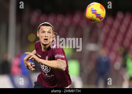 Der bosnische Stürmer Milan Djuric von Salernitana kontrolliert den Ball während des Fußballspiels der Serie A zwischen Salernitana und Spezia im Arechi-Stadion in Salerno, Süditalien, am 7. Februar 2021. Stockfoto