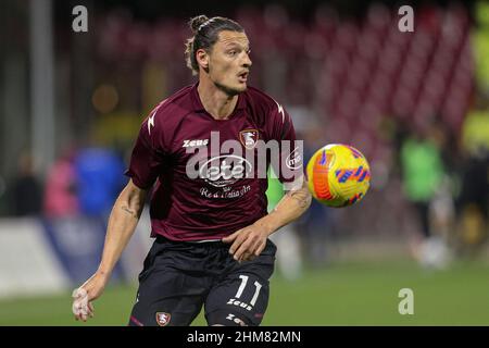 Der bosnische Stürmer Milan Djuric von Salernitana schaut während des Fußballspiels der Serie A zwischen Salernitana und Spezia am 7. Februar 2021 im Arechi-Stadion in Salerno, Süditalien. Stockfoto