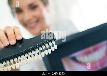 Zahnarzt Überprüfung und Auswahl der Farbe der Zähne Stockfoto