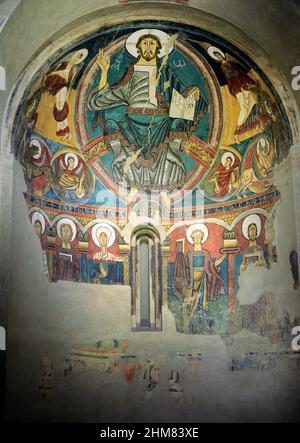 Master in Taull. Apsis Sant Climent de Taull, 1123. Romanik. Fresko thronenden Christus in der Mandorla und der Tetramorph. Im unteren Teil, Aposteln und der Jungfrau Maria. Fresko auf die Leinwand übertragen. Von der Kirche von Sant Climent de Taull, Provinz Lleida. National Museum der kunst von Katalonien (MNAC). Barcelona. Katalonien. Spanien. Stockfoto