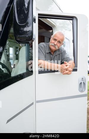 Ein älterer Mann, der in den Bus einfährt Stockfoto