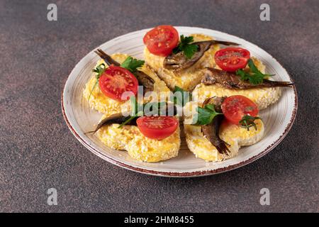 Sandwiches mit Sprossen, Käse und Kirschtomaten in Form von Herzen auf braunem Hintergrund, Idee zum Valentinstag Stockfoto