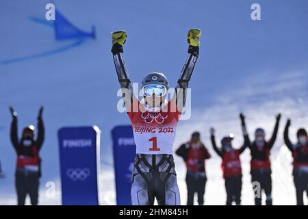 Zhangjiakou, China. 08th. Februar 2022. Die tschechische Snowboarderin Ester Ledecka feiert am 8. Februar 2022 im Zhangjiakou National CC Skiing Center, China, ihren Sieg im parallelen Riesenslalom der Frauen während der Olympischen Winterspiele 2022. Kredit: Roman Vondrous/CTK Foto/Alamy Live Nachrichten Stockfoto