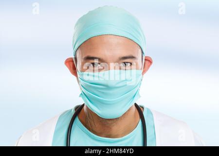 Junger Arzt Porträt mit Mundschutz Beruf Bildung latein Mann Job Stockfoto
