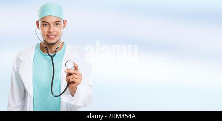 Junger Arzt mit Stethoskop Herz Atmung Banner Copyspace kopieren Raum Check up Krankheit Krankheit Mann männlich Stockfoto