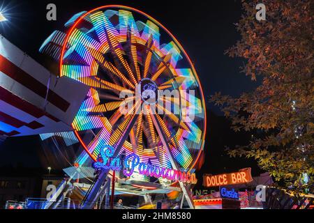 Panoramarad läuft im Dunkeln. Luna Park Attraktion. Langzeitbelichtung. Stockfoto