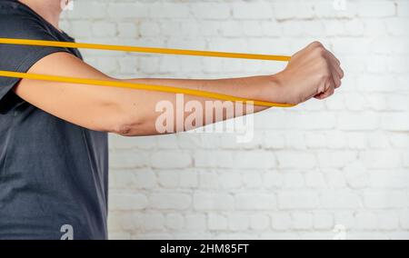 Eine Frau führt Übungen mit Widerstandsband Stockfoto