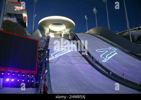 Gesamtansicht, Übersicht Schanzenanlage, Schanze, Schanze. Skispringen. 7. FEBRUAR 2022 - Skisprung: Mixed Team Normal Hill während der Olympischen Winterspiele 2022 in Peking im Nationalen Skisprungzentrum in Zhangjiakou, Hebei, China. 24th Olympische Winterspiele Peking 2022 in Peking vom 04,02.-20.02.2022. KEINE VERKÄUFE AUSSERHALB DEUTSCHLANDS ! Foto: Makoto Takahashi/AFLO via Sven Simon Fotoagentur GmbH & Co. Pressefoto KG # Prinzessin-Luise-Str. 41 # 45479 M uelheim/R uhr # Tel 0208/9413250 # Fax. 0208/9413260 # Konto 244 293 433 # GLSB Ankunft # Konto 4030 025 100 # BLZ 430 609 67 # E-Mail: sve Stockfoto