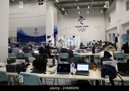 Journalisten im Medienzentrum, Sub Press Center.Medienzimmer. 7. FEBRUAR 2022 - Skisprung: Mixed Team Normal Hill während der Olympischen Winterspiele 2022 in Peking im Nationalen Skisprungzentrum in Zhangjiakou, Hebei, China. 24th Olympische Winterspiele Peking 2022 in Peking vom 04,02.-20.02.2022. KEINE VERKÄUFE AUSSERHALB DEUTSCHLANDS ! Foto: Makoto Takahashi/AFLO via Sven Simon Fotoagentur GmbH & Co. Pressefoto KG # Prinzessin-Luise-Str. 41 # 45479 M uelheim/R uhr # Tel 0208/9413250 # Fax. 0208/9413260 # Account 244 293 433 # GLSB Arrival # Account 4030 025 100 # BLZ 430 609 67 # E-Mail: Svensimon@t-o Stockfoto