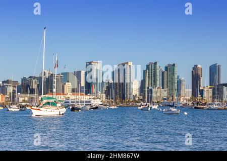 Skyline von San Diego Kalifornien Innenstadt Stadt Meer Wolkenkratzer Boote Boot Stockfoto
