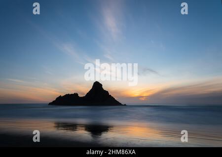 Karekare Beach bei Sonnenuntergang, Waitakere, Auckland. Stockfoto