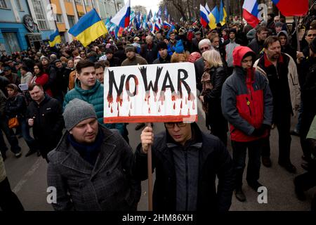 Moskau, Russland. Am 15th. März halten 2014 Menschen während des Friedensmarsches am Boulevard-Ring im Zentrum von Moskau Anti-Kriegs-Banner zur Unterstützung des ukrainischen Volkes und gegen militärische Aktionen Stockfoto