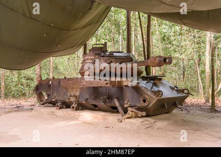 Ein amerikanischer Panzer aus dem Vietnamkrieg, ausgestellt im Cu Chi Tunnel Complex, Cu Chi District, Ho Chi Minh City (Saigon), Südvietnam Stockfoto