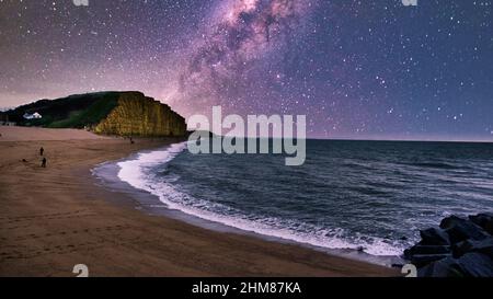West Bay Cliffs unter der Milchstraße, dieses Gebiet ist auch bekannt als broadchurch Cliffs in Bridport, an der Jurassic Coast in Dorset Stockfoto