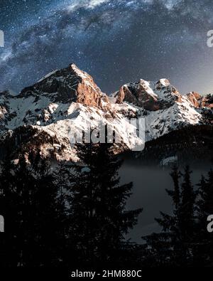 Landschaftlich reizvolle Aussicht über die österreichische Winterlandschaft in den Bergen von Lukas Klima mit Nachthimmel Stockfoto
