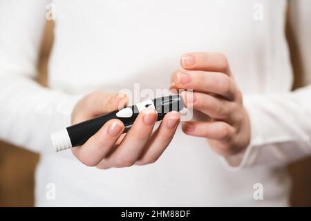 Diabetes und Glykämie, Kind untersucht Zuckerspiegel. Blutzuckertests. Stockfoto