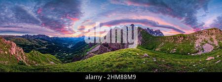 Panoramablick auf Dolomitenkämme und Gipfel rund um Falcade im Biois-Tal und die Pala-Gruppe, von oberhalb des Valles-Passes bei Sonnenaufgang gesehen. Stockfoto