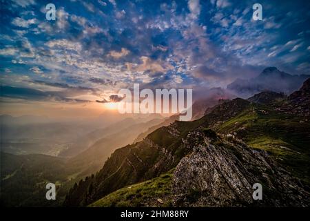 Dolomitenrücken und Gipfel rund um Falcade im Biois-Tal, von oberhalb des Valles-Passes bei Sonnenaufgang gesehen. Stockfoto