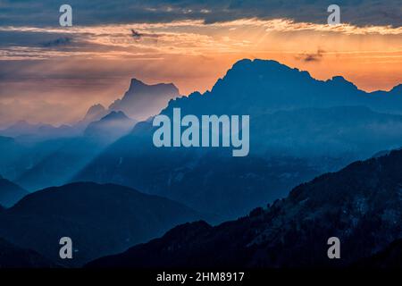 Dolomitenrücken und Gipfel rund um Falcade im Biois-Tal, Monte Pelmo (links) und Civetta in der Ferne, von oberhalb des Valles-Passes bei Sunris gesehen Stockfoto