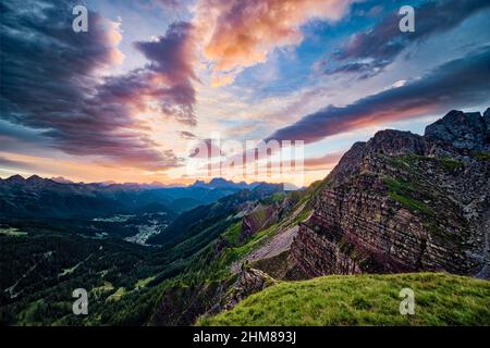 Dolomitenrücken und Gipfel rund um Falcade im Biois-Tal, Monte Pelmo (links) und Civetta in der Ferne, von oberhalb des Valles-Passes bei Sunris gesehen Stockfoto