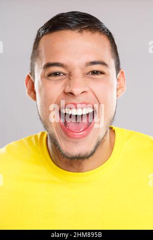 Schreiende Schreie aggressiv wütend schreiende junge latino Mann latino Menschen Person Stockfoto