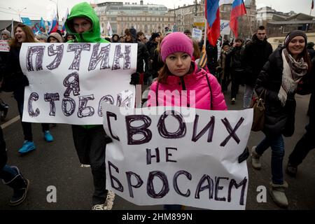 Moskau, Russland. 2nd. März, 2014 Menschen halten Transparente während des Marsches zur Unterstützung des ukrainischen Volkes und gegen die Machtergreifung in Kiew, im Zentrum von Moskau, Russland, halten die Transparente: "Putin I'm with you" (L) und "Wir verlassen unsere eigenen nicht" Stockfoto