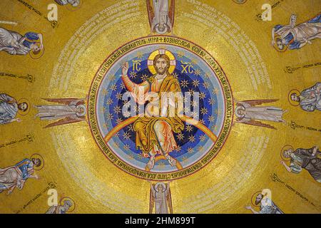 Kuppeldecke in der St. Sava Kirche in Belgrad, die die Himmelfahrt Jesu Christi darstellt Stockfoto