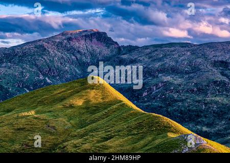 Dolomitenrücken und Gipfel rund um Falcade im Biois-Tal, von oberhalb des Valles-Passes bei Sonnenaufgang gesehen. Stockfoto