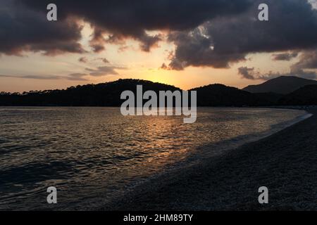 Szenischer Blick auf den dramatischen Himmel über dem Meer bei Sonnenuntergang, Sonnenuntergang, horizontales Foto Stockfoto