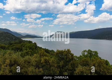 Blick auf Kovada See und grüne Wälder im Hintergrund, türkei, See Stockfoto