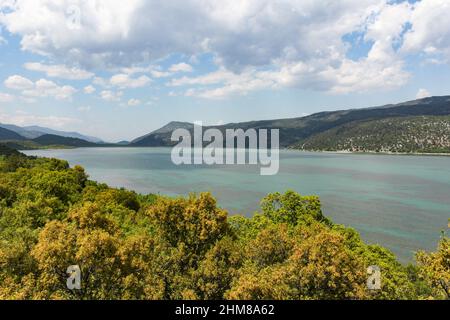 Blick auf Kovada See und grüne Wälder im Hintergrund, türkei, See Stockfoto